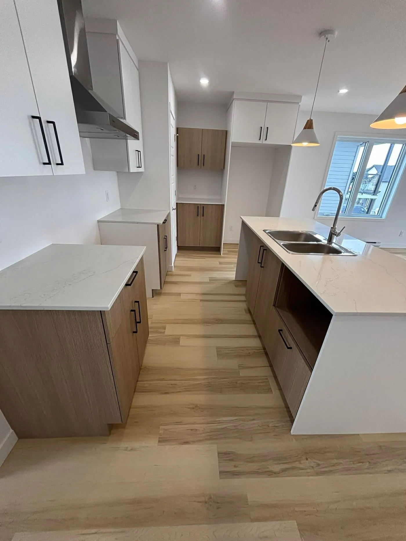 Après — Cuisine nettoyée après la construction à Trois-Rivières : poussière de chantier retirée, comptoirs et planchers impeccables