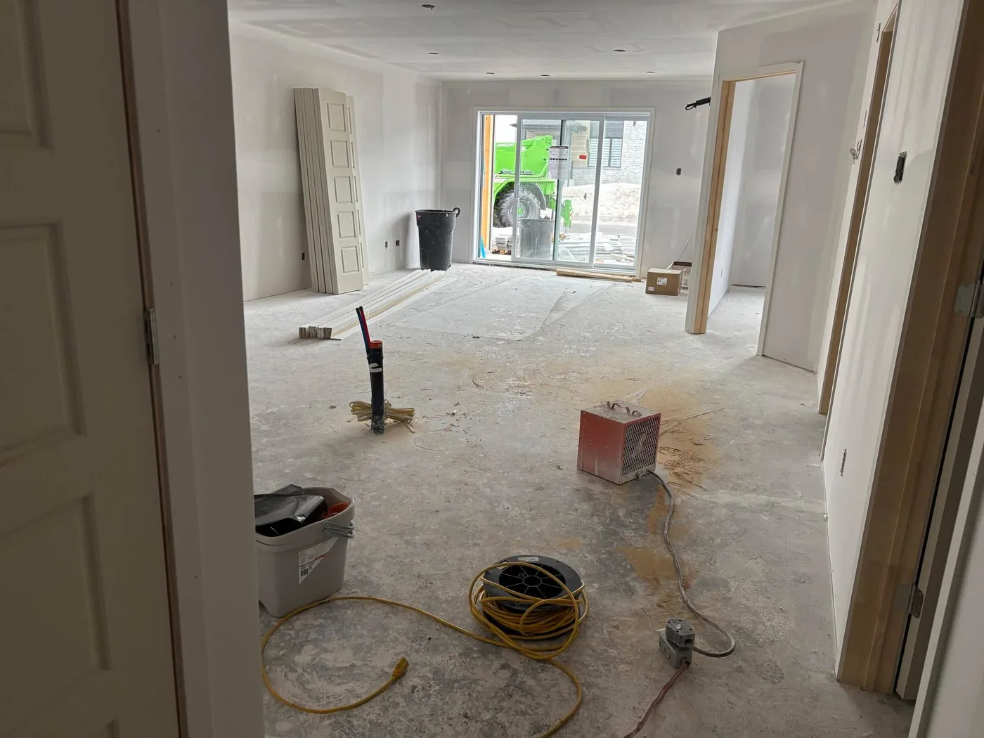 Avant — Cuisine nettoyée après la construction à Trois-Rivières : poussière de chantier retirée, comptoirs et planchers impeccables
